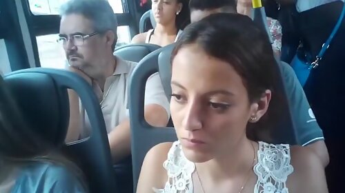 Duas delicinhas manjando minha rola no onibus